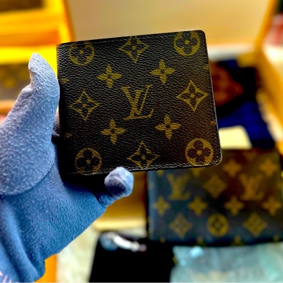 Louis Vuitton AUTHENTIC Mens Wallet - Picture 1 of 7